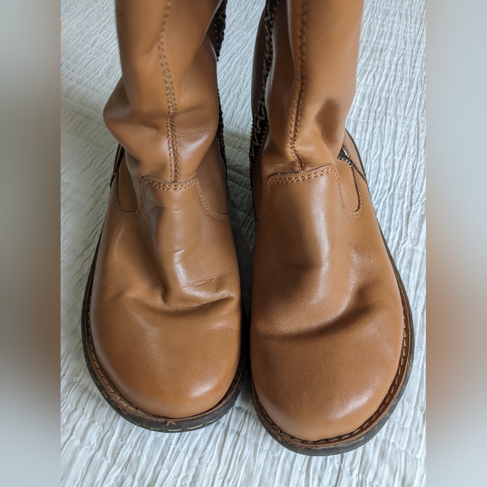 Roots Brown Winter Boots with Black Accents - Picture 4 of 7